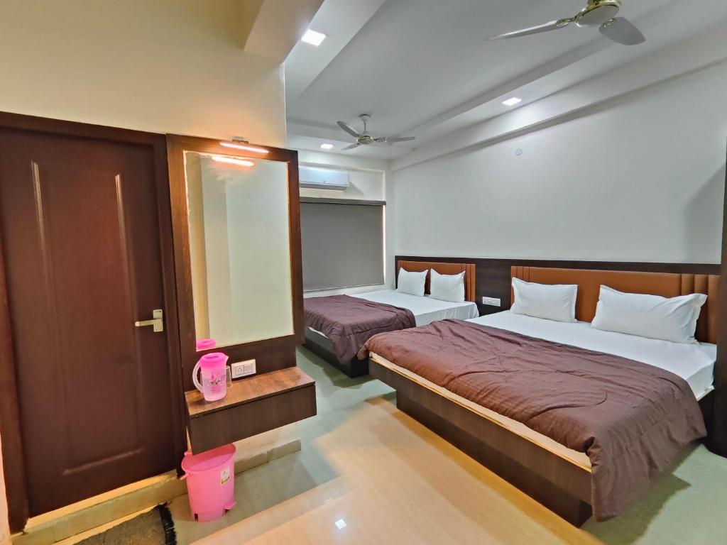 Hotel Heritage Palace في بهوي: غرفة نوم بسريرين ومرآة