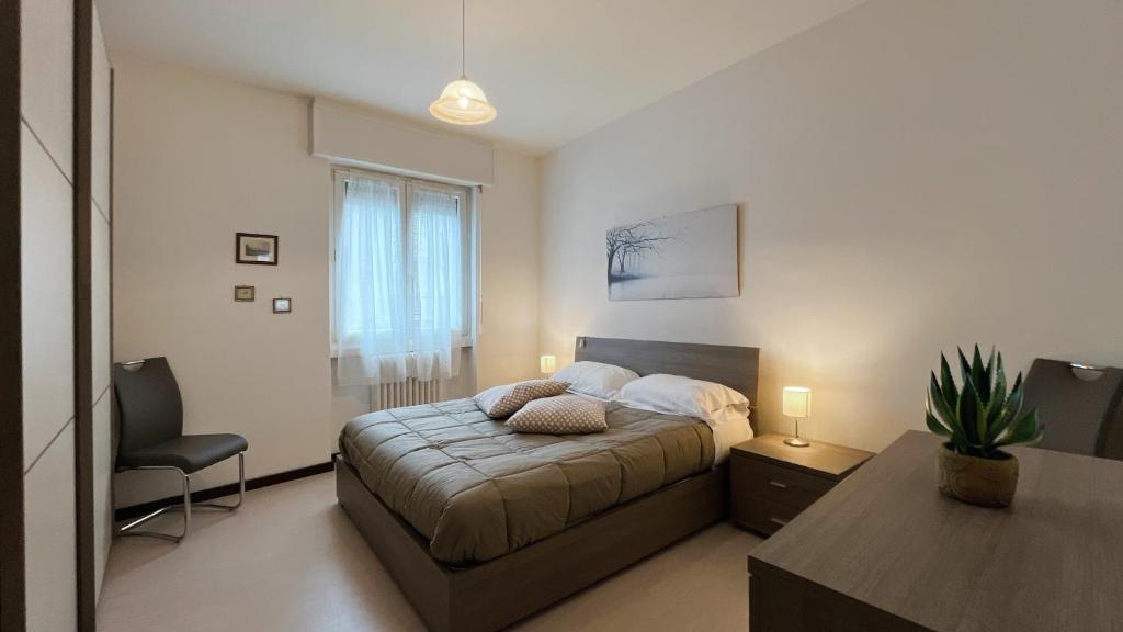 um quarto com uma cama, uma mesa e uma cadeira em La casa di Ange - Affitti Brevi Italia em Lecco