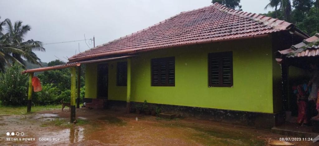 PadakaluにあるHarakoppa Hillsの赤屋根の小さな緑の家