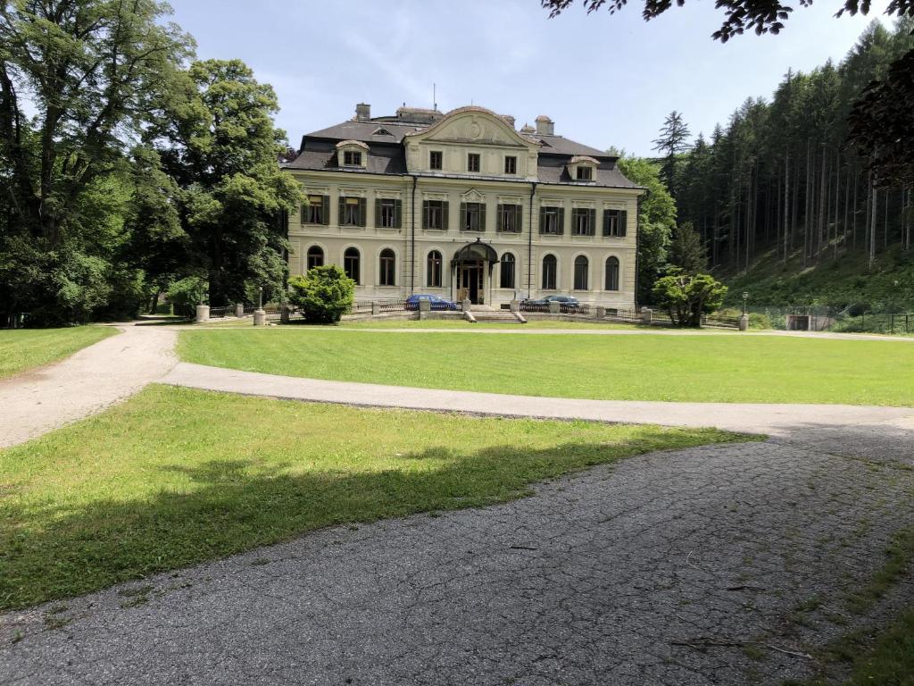 ein großes Haus mit einer Einfahrt davor in der Unterkunft Herrnhof Appartement Adele in Neunkirchen