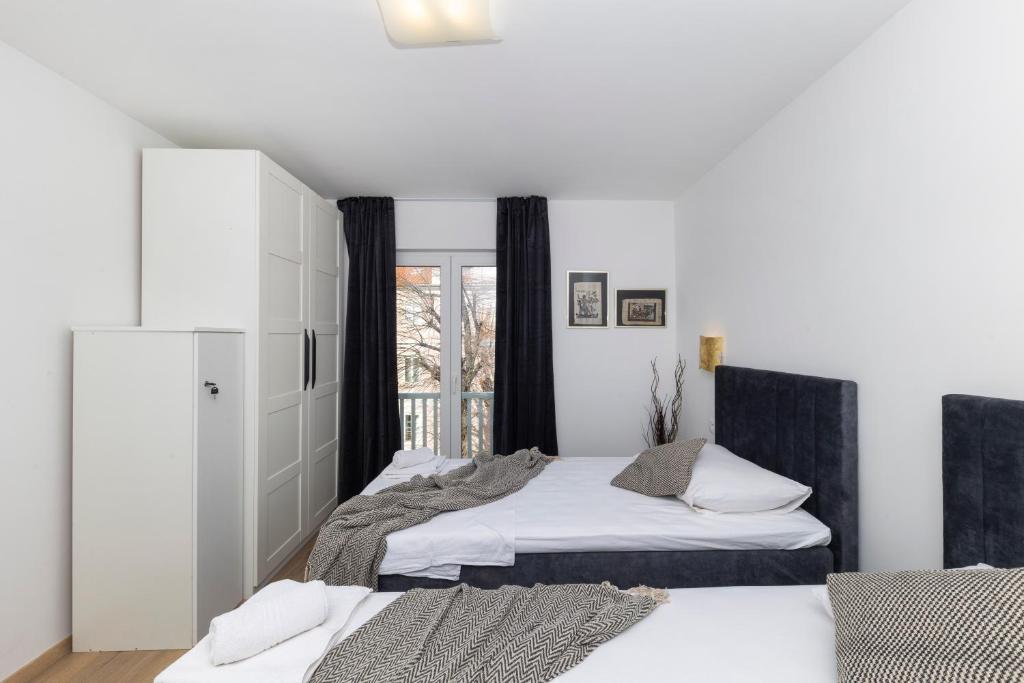 sypialnia z dwoma łóżkami i oknem w obiekcie Dispetto apartment in old city w mieście Zadar
