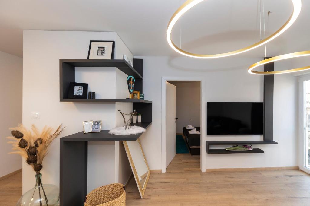 Telewizja i/lub zestaw kina domowego w obiekcie Dispetto apartment in old city