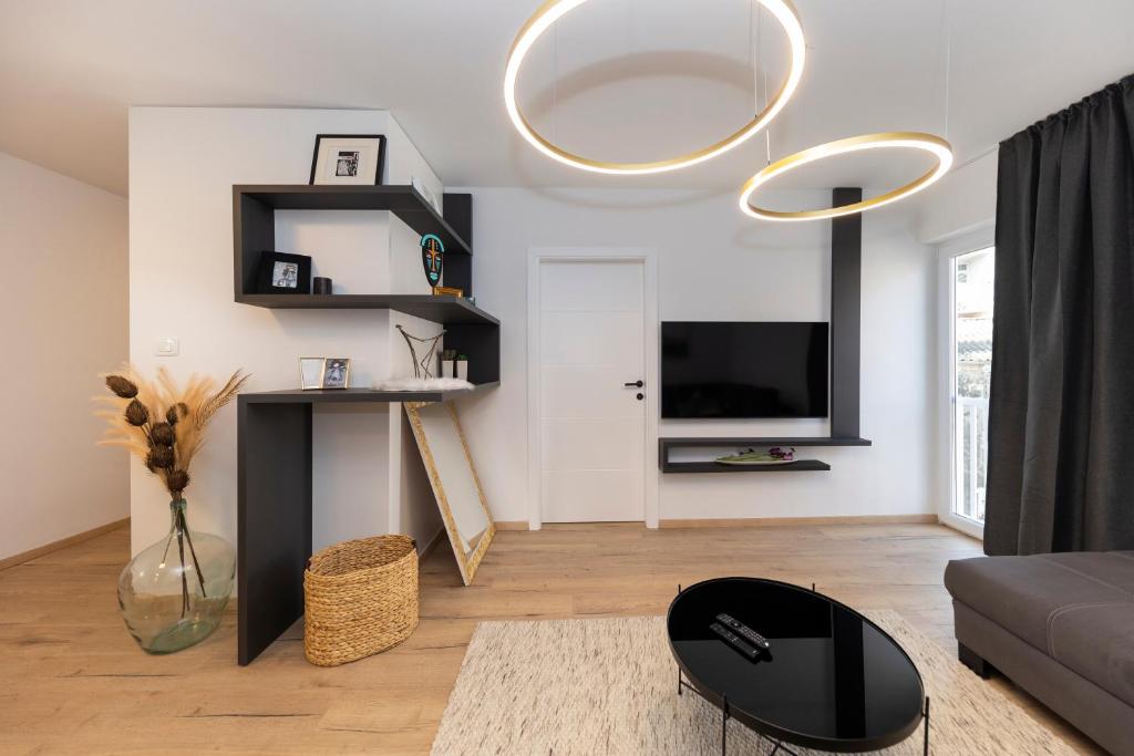 Telewizja i/lub zestaw kina domowego w obiekcie Dispetto apartment in old city