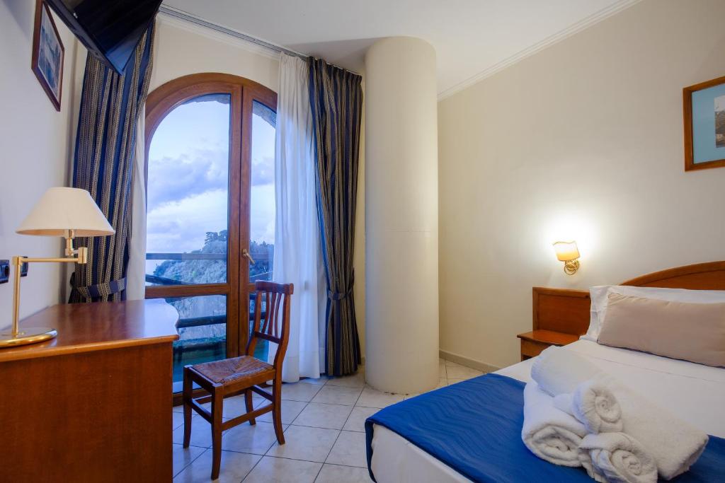 Postel nebo postele na pokoji v ubytování HR Hotel & Spa