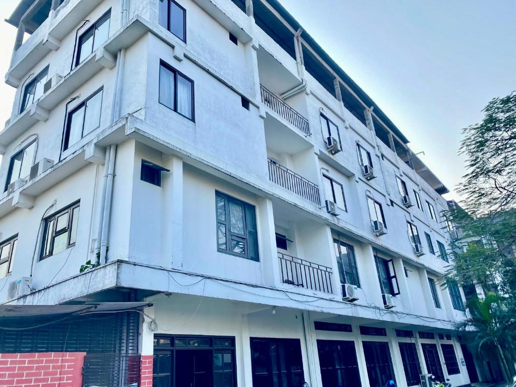 ein weißes Gebäude mit vielen Fenstern in der Unterkunft Hotel Sova's Inn in Birātnagar