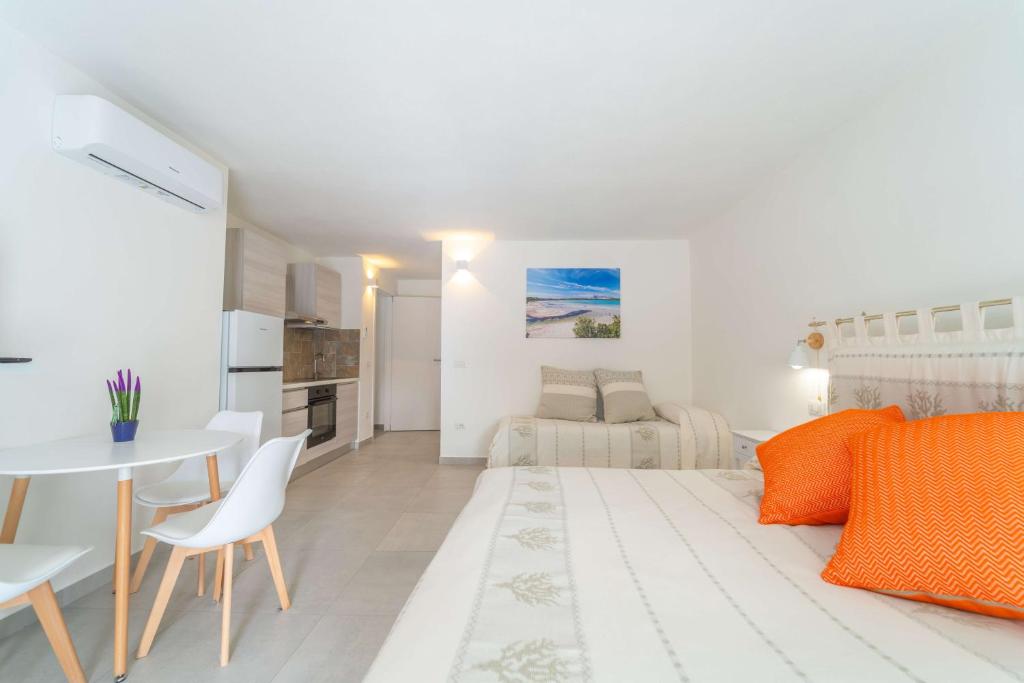 奧爾比亞的住宿－Brorent Affittacamere moro dream，白色的客厅配有桌子和床。