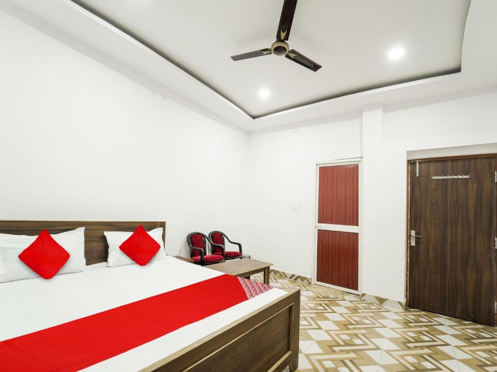 a bedroom with a bed and a ceiling fan at OYO Flagship The Marine Drive Resort in Patna