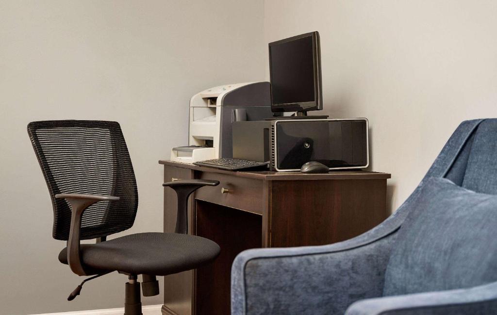 una oficina con escritorio, ordenador y silla en Days Inn by Wyndham Dillon, en Dillon