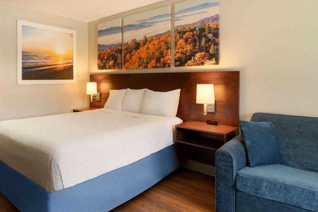Days Inn by Wyndham Dillon - Deluxe Queen Room - Non-Smoking