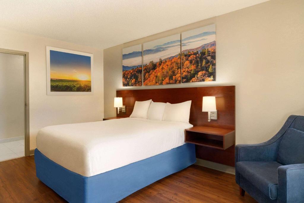 Days Inn by Wyndham Dillon - Queen Room - Disability Access/Non-Smoking