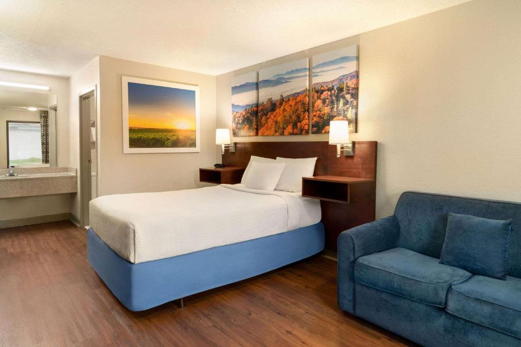 Days Inn by Wyndham Dillon - Deluxe Queen Room - Mobility Access/Non-Smoking