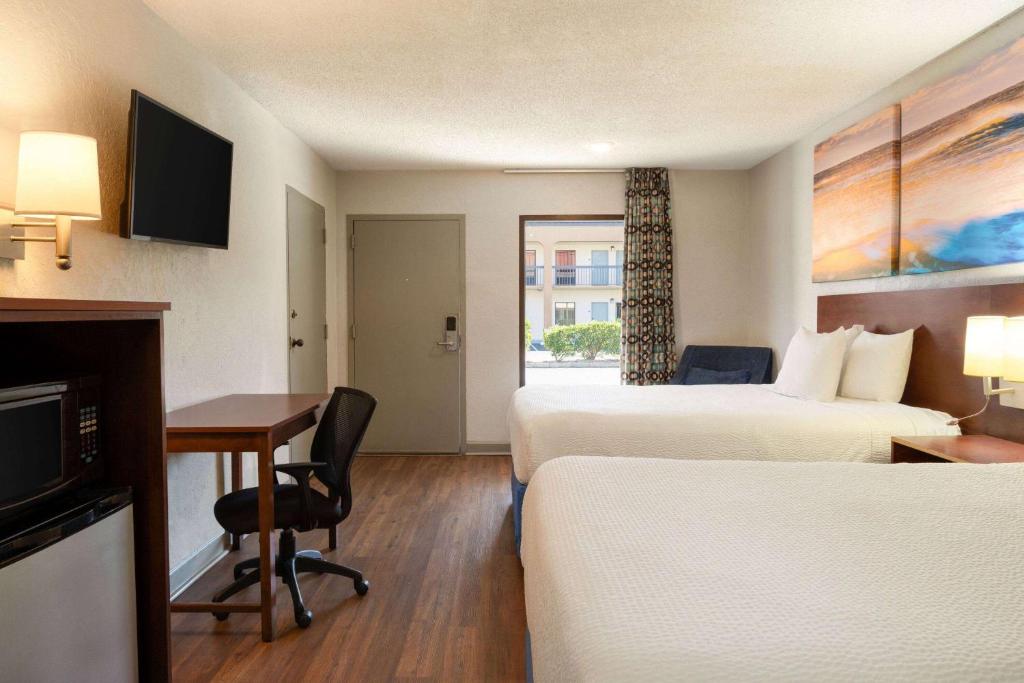 Days Inn by Wyndham Dillon - Queen Room Met Twee Queensize Bedden - Niet -roken