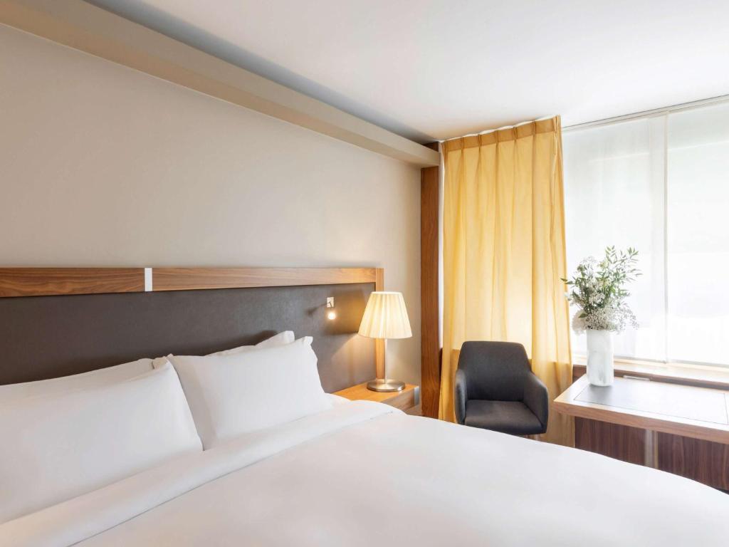 Postel nebo postele na pokoji v ubytování Sofitel Lyon Bellecour