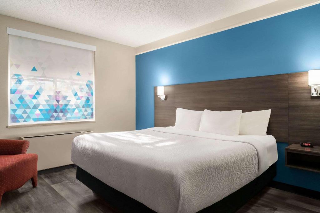 La Quinta by Wyndham Madison American Center photo