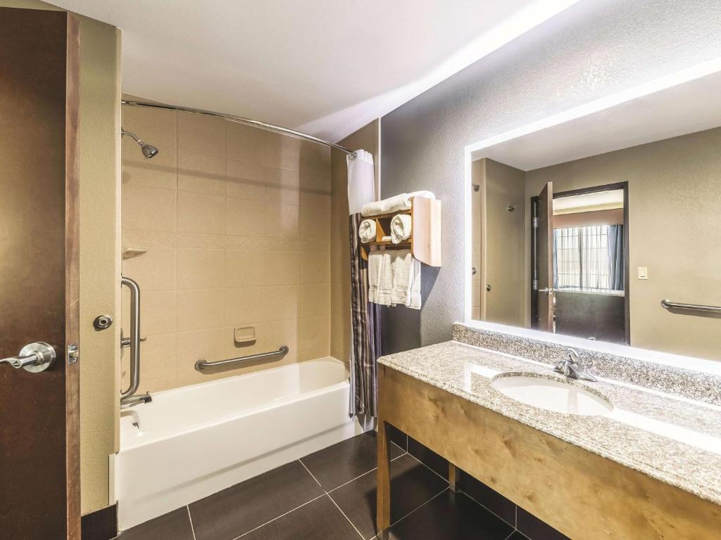 La Quinta by Wyndham Tulsa - Catoosa photo