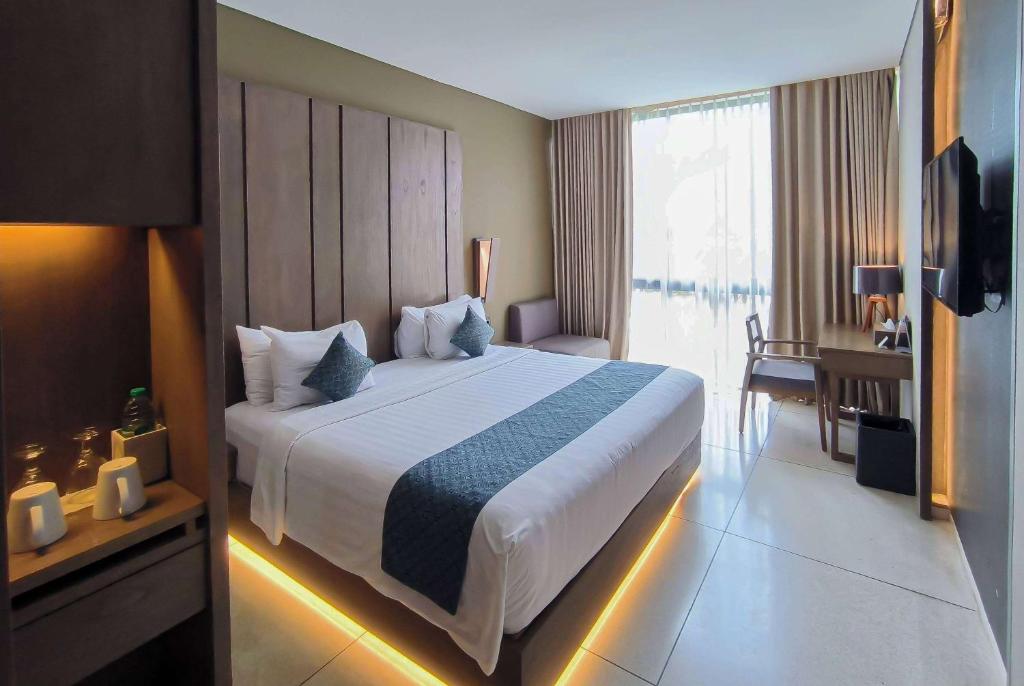 Postel nebo postele na pokoji v ubytování Wyndham Tamansari Jivva Resort Bali