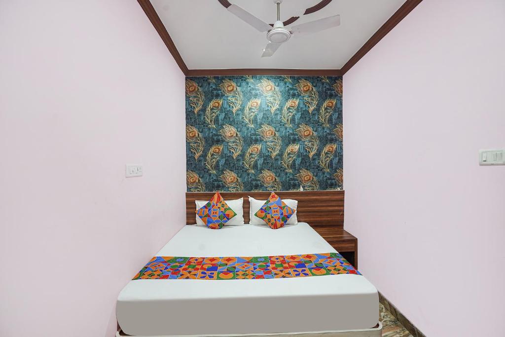 Postel nebo postele na pokoji v ubytování FabHotel Deepak Palace