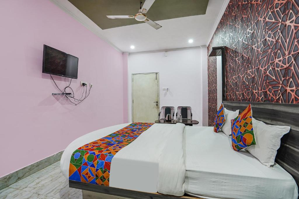 Postel nebo postele na pokoji v ubytování FabHotel Deepak Palace