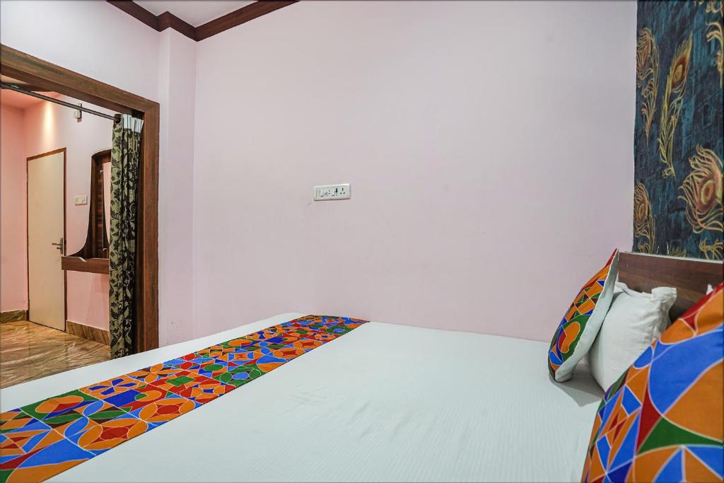 Postel nebo postele na pokoji v ubytování FabHotel Deepak Palace