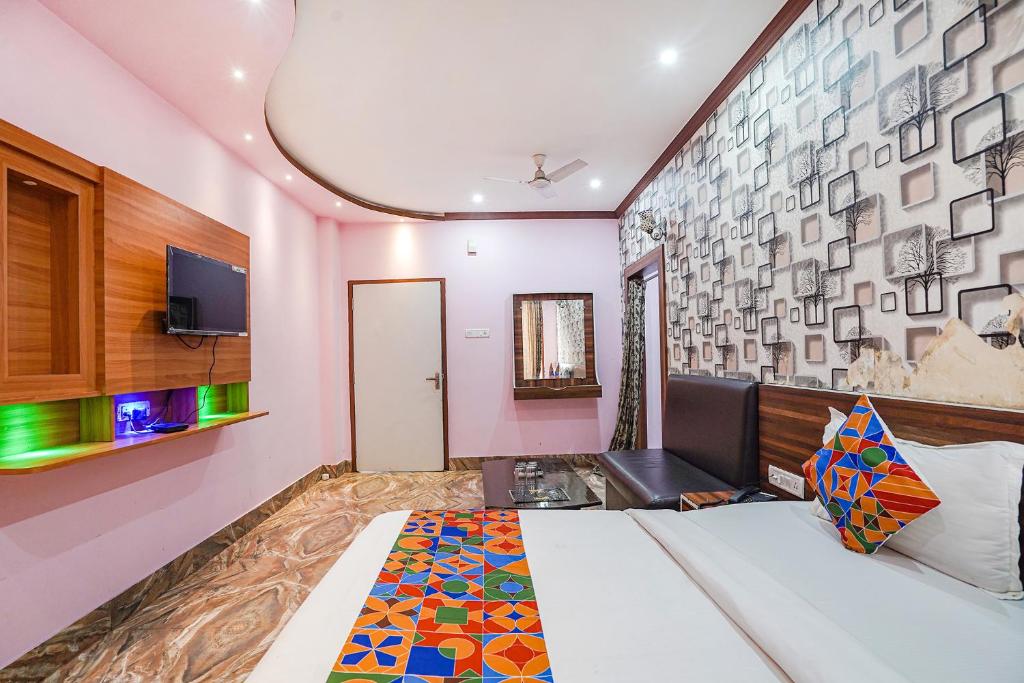 Postel nebo postele na pokoji v ubytování FabHotel Deepak Palace
