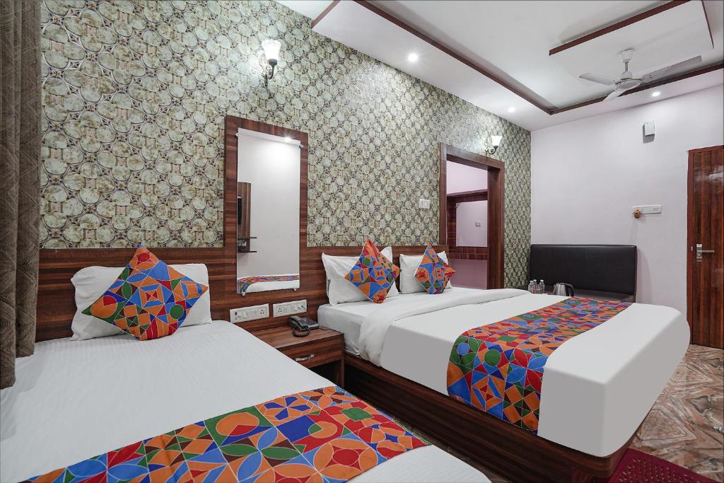 Postel nebo postele na pokoji v ubytování FabHotel Deepak Palace