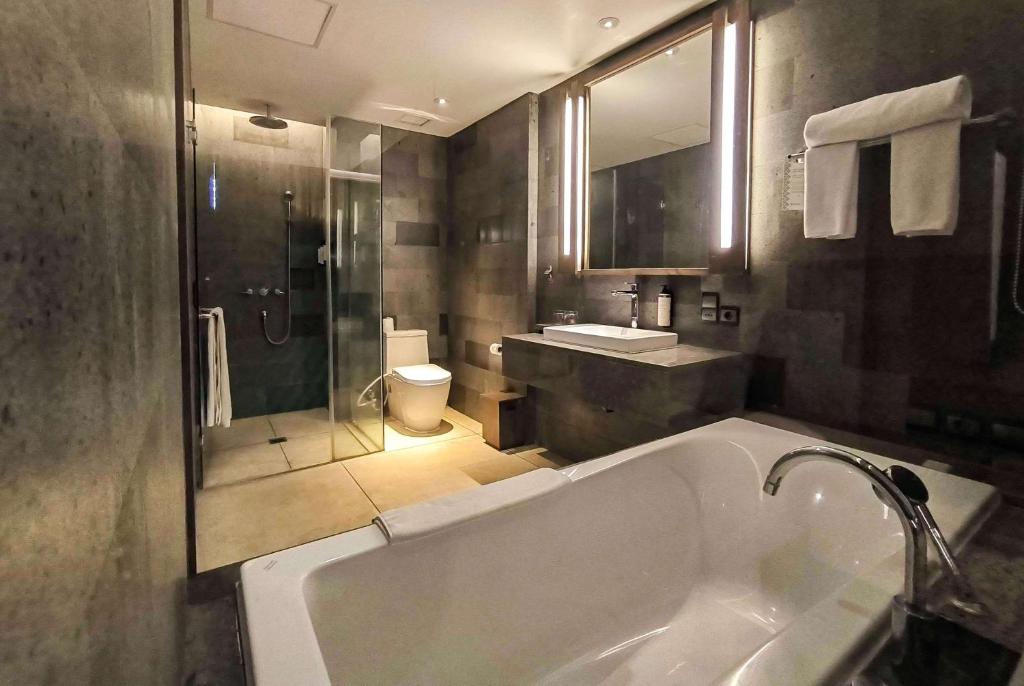 Koupelna v ubytování Wyndham Tamansari Jivva Resort Bali