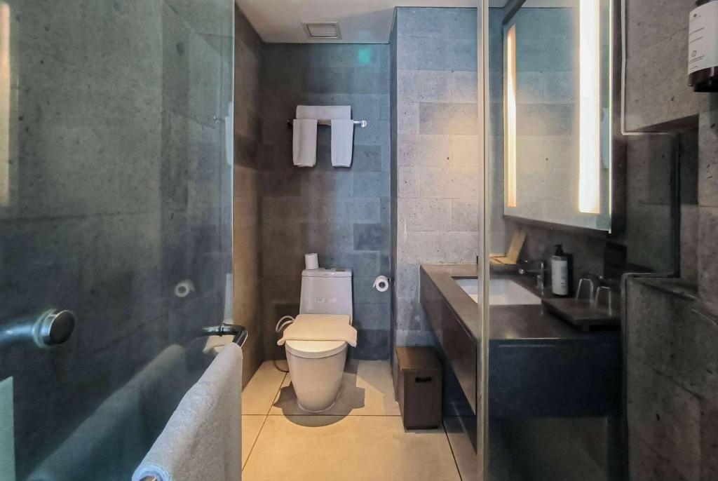 Koupelna v ubytování Wyndham Tamansari Jivva Resort Bali