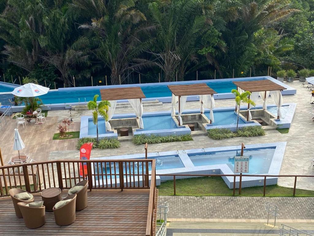 una imagen de una piscina en un complejo en Mirantes 59 Apto próximo à Ponta Negra e Cotovelo en Parnamirim