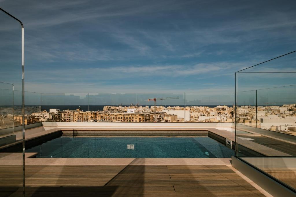 Bazén v ubytování The Sliema Suites nebo v jeho okolí