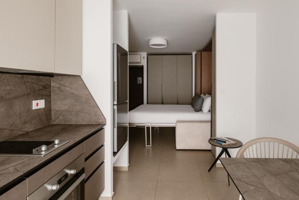 Kuchyň nebo kuchyňský kout v ubytování The Sliema Suites