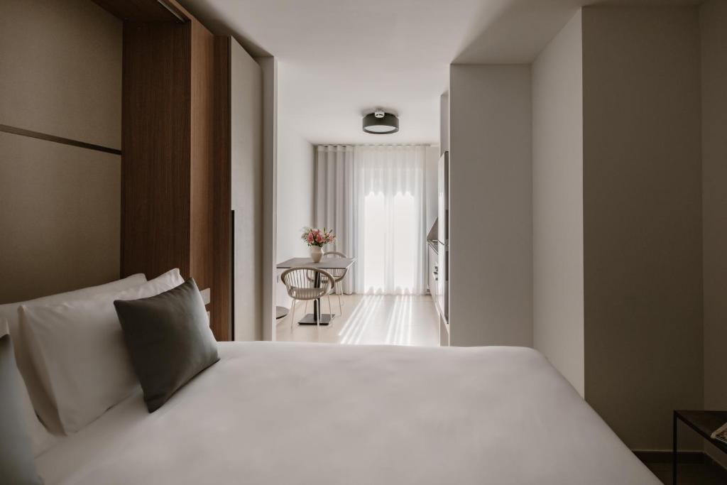 Postel nebo postele na pokoji v ubytování The Sliema Suites