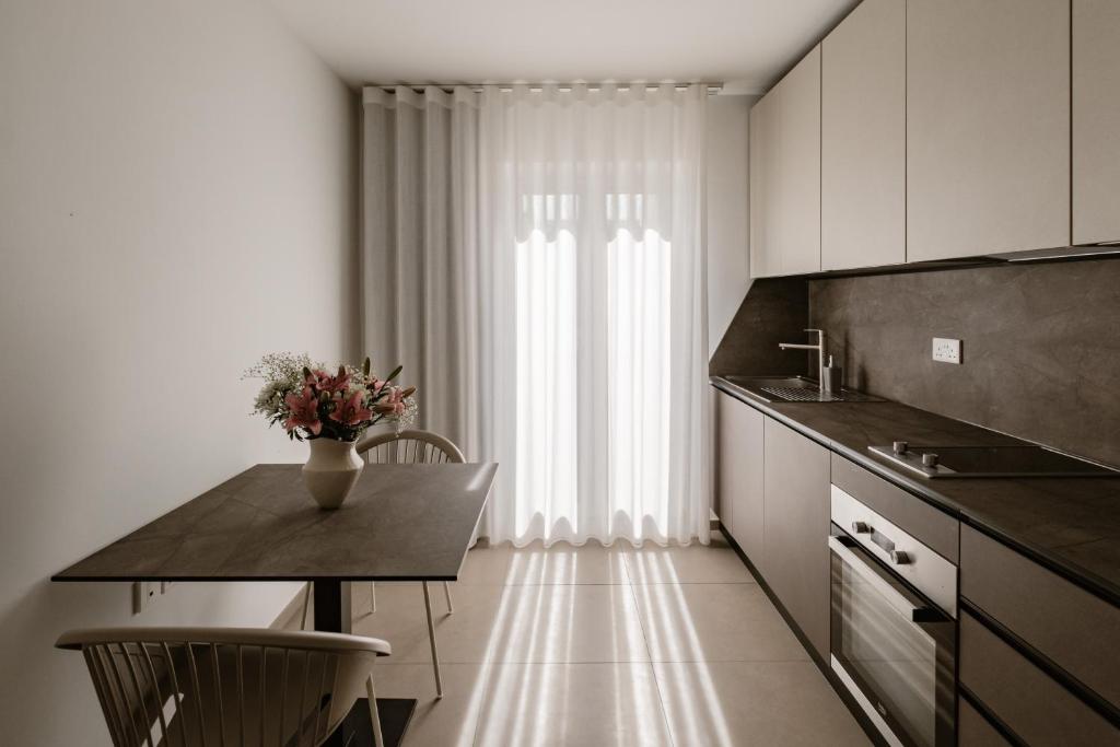 Kuchyň nebo kuchyňský kout v ubytování The Sliema Suites