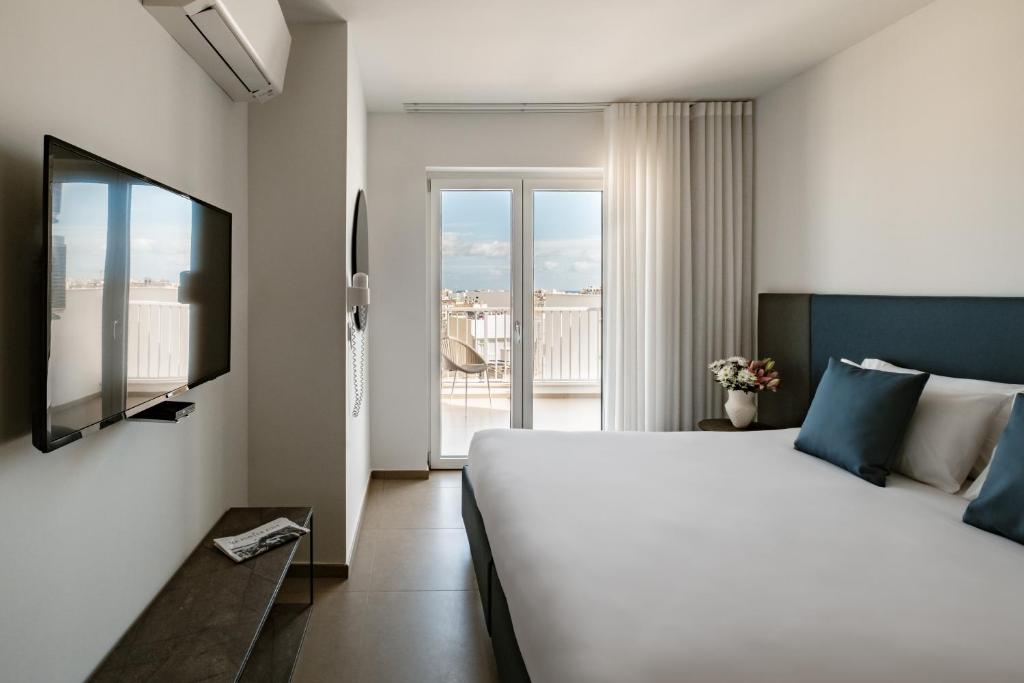 Postel nebo postele na pokoji v ubytování The Sliema Suites