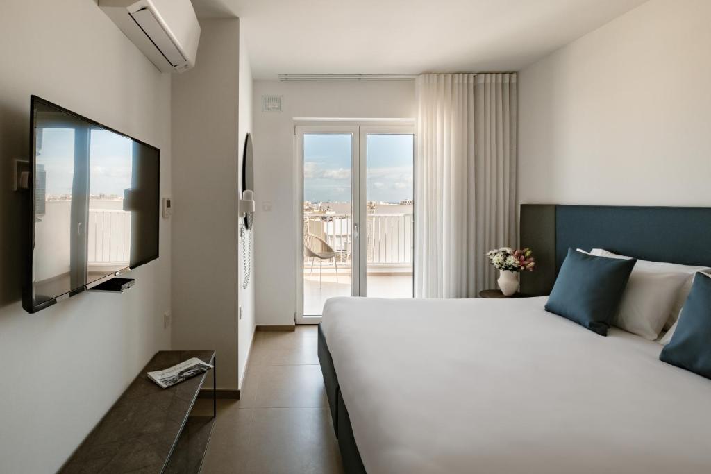 Postel nebo postele na pokoji v ubytování The Sliema Suites