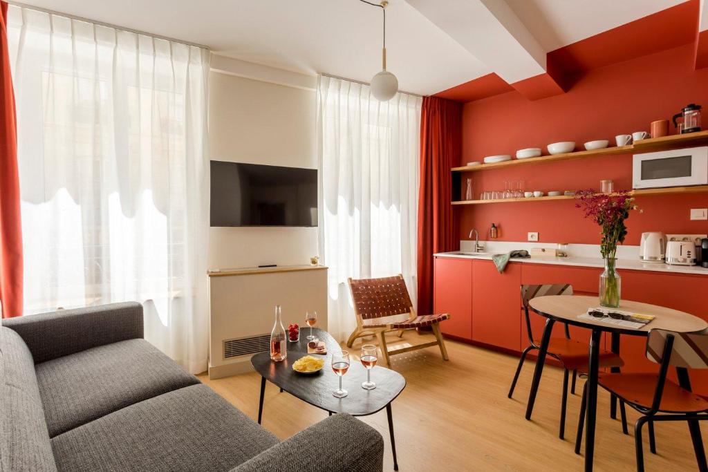 uma sala de estar com um sofá e uma mesa em Beauquartier - Montorgueil em Paris