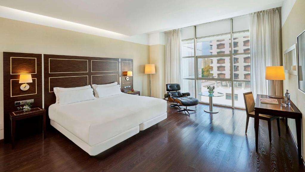 Postel nebo postele na pokoji v ubytování NH Gran Hotel Casino de Extremadura