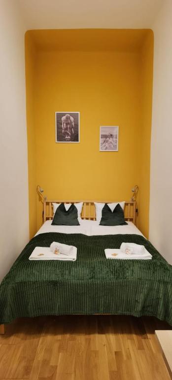 ein Schlafzimmer mit einem Bett, auf dem zwei Handtücher liegen in der Unterkunft Amarilis - Dolce Duo Homes in Wien