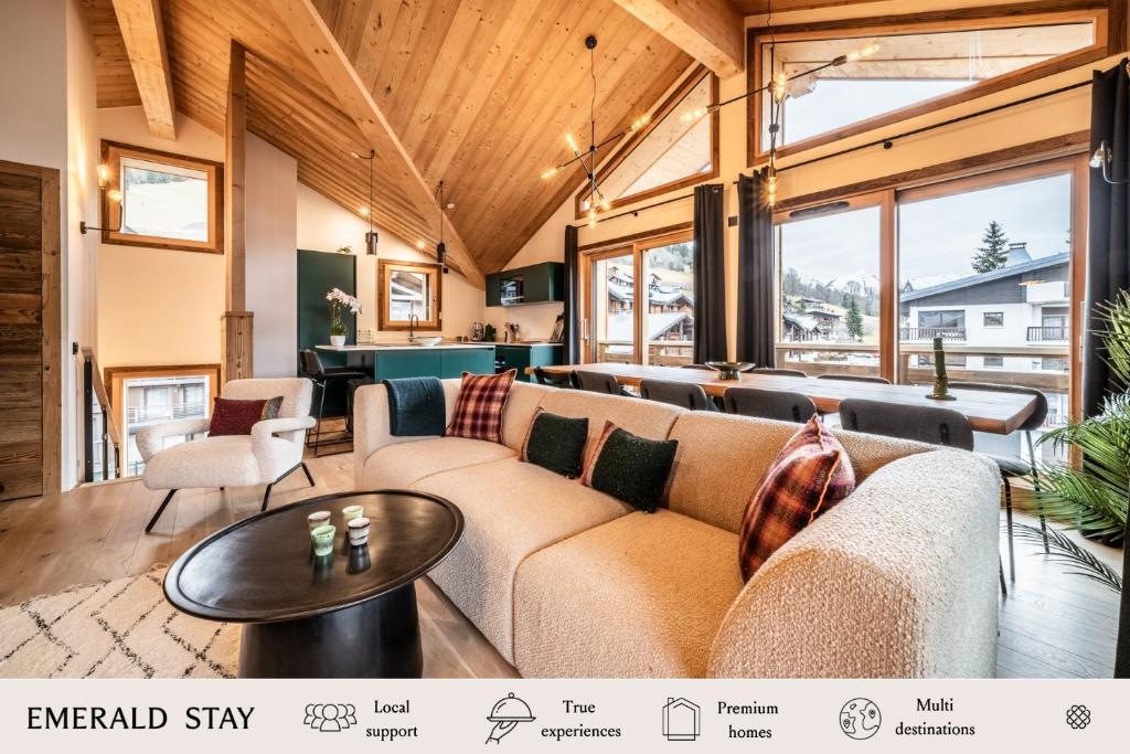 una sala de estar con un sofá y una mesa en Apartment Pamir Les Gets - by EMERALD STAY, en Les Gets