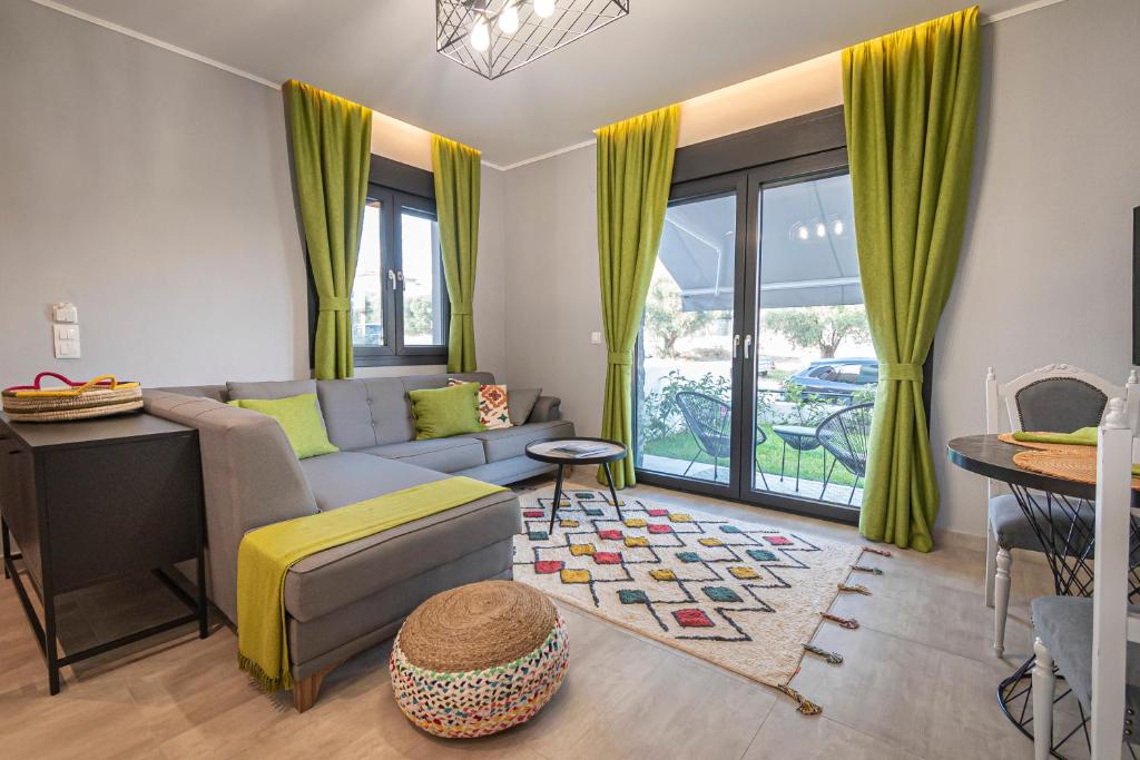 - un salon avec un canapé et une table dans l'établissement Sagman Suite by RentalsPro Services - Nea Moudania Halkidiki, à Nea Moudania