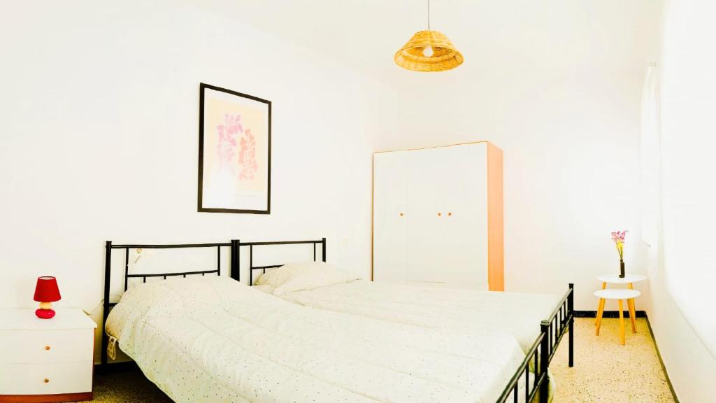 two beds in a bedroom with white walls at EL CARPIO CENTRO - Córdoba - WiFi in El Carpio