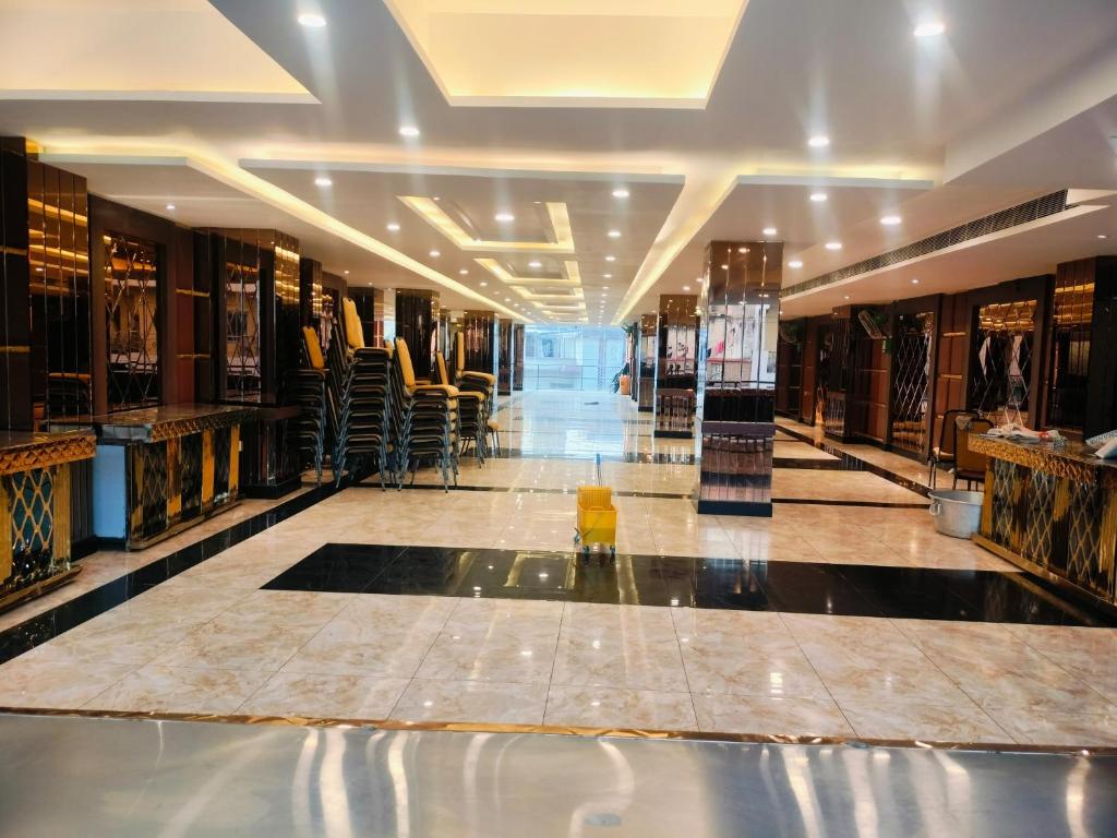 BīrganjにあるHOTEL VRINDAVANの床の黄色物を入れた衣料品店のある店舗通路