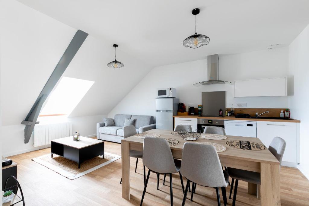 瓦訥的住宿－bel appartement refait a neuf，厨房以及带桌椅的用餐室。
