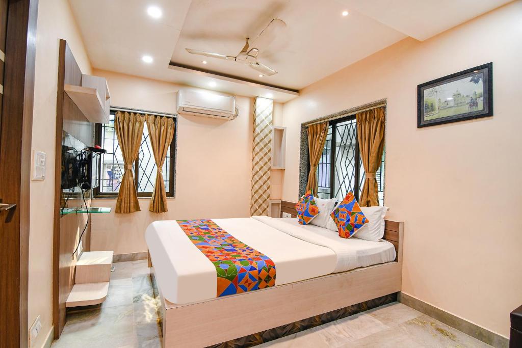 a bedroom with a bed and a bath room at FabExpress Scholer Motel in Kolkata