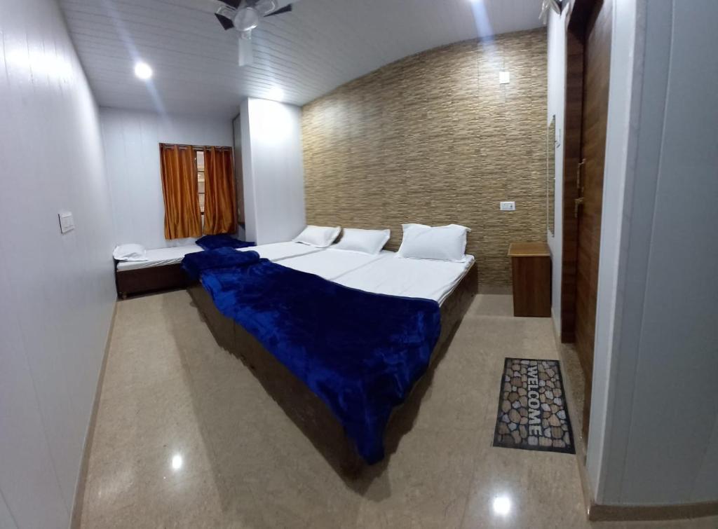 Posteľ alebo postele v izbe v ubytovaní Hotel Shiv Ganga