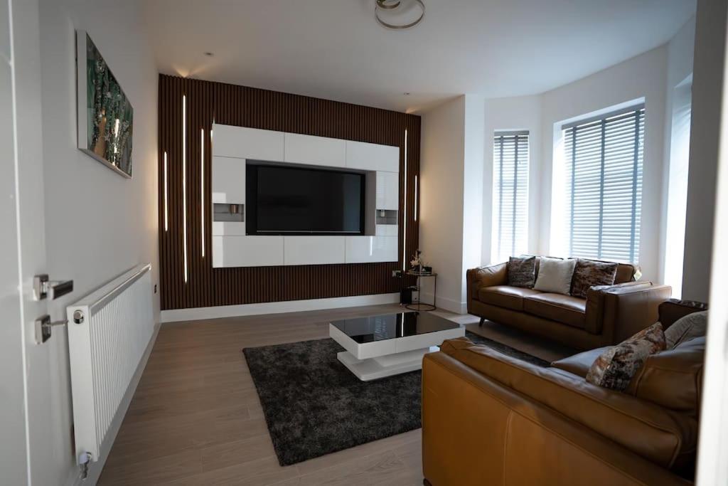 Photo inspiration: Luxury Rentals Near City Center Reference: Luxury 6 Bed Near City Centre With Cinema Room Games