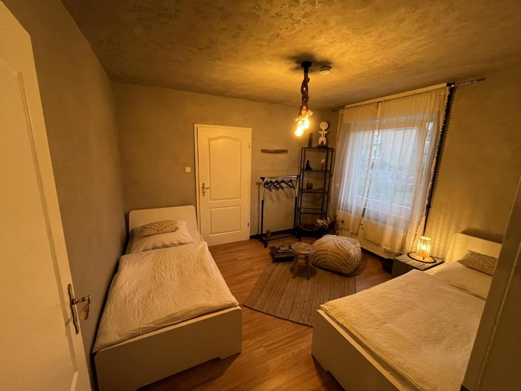 - une chambre avec 2 lits et une fenêtre dans l'établissement sennefeeling, à Hövelhof
