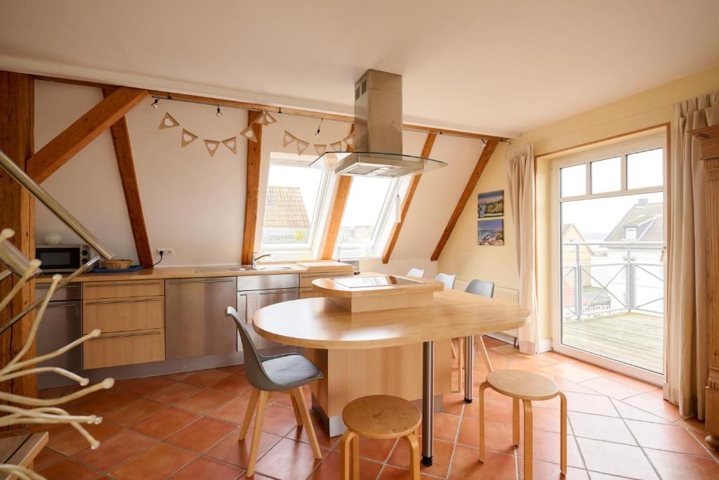 a kitchen with a table and chairs in a room at Foerdeloge in Laboe