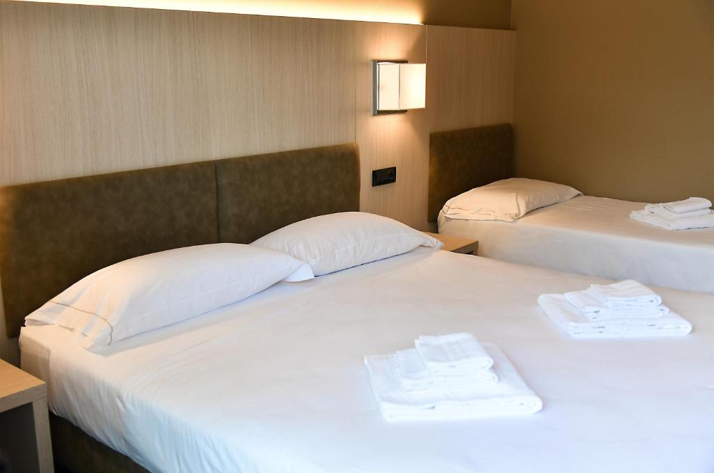 Postel nebo postele na pokoji v ubytování Yachting Hotel Mistral