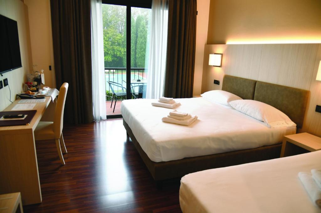 Postel nebo postele na pokoji v ubytování Yachting Hotel Mistral