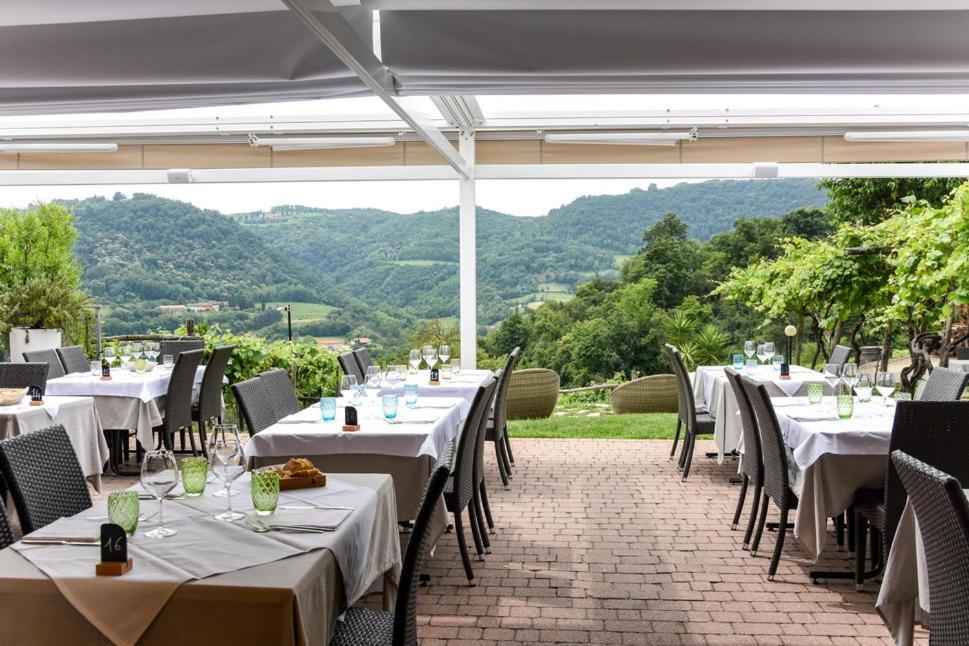 Nespecifikovaný výhled na hory nebo výhled na hory při pohledu z hotelu